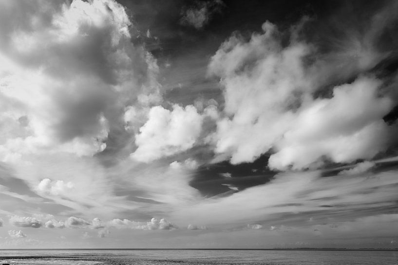 Wolken boven de waddenzee in zwart-wit van R Smallenbroek