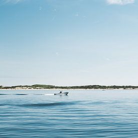 Photographie de voyage - Ciel bleu, mer bleue - Navigation à Cape Cod, Massachusetts, USA sur Eleana Tollenaar