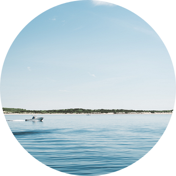 Reisfotografie - Blauwe lucht, blauwe zee - Varen in Cape Cod, Massachusetts, VS van Eleana Tollenaar