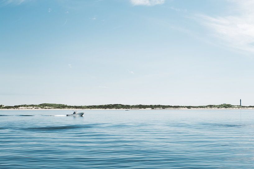 Photographie de voyage - Ciel bleu, mer bleue - Navigation à Cape Cod, Massachusetts, USA par Eleana Tollenaar