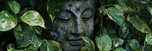 Boeddhabeeld omringd door planten