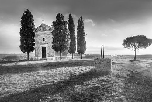 Kleine kapel in Toscane bij zonsopgang.