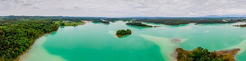 Luftbildpanorama von den Osterseen mit türkisfarbenem Wasser und Wald