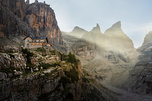 Die Berghütte Tuckett im Morgenlicht in den Dolomiten
