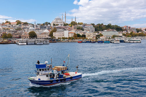 Bateau de pêche sur la Corne d'Or et la Süleymaniye