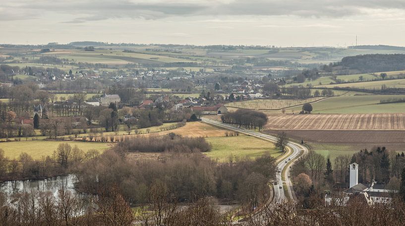 Uitzicht richting Oud-Valkenburg in Zuid-Limburg van John Kreukniet