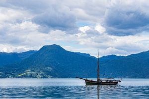 Blick über den Åkrafjord mit Segelschiff in Norwegen