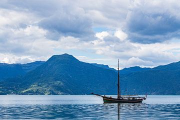 Uitzicht over de Åkrafjord met zeilschip in Noorwegen van Rico Ködder