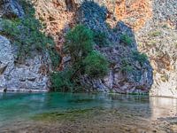 Prachtige Waterstroming Tussen De Bergen Kapuz Canyon