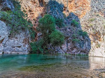 Prachtige Waterstroming Tussen De Bergen Kapuz Canyon van Nature Life Ambience