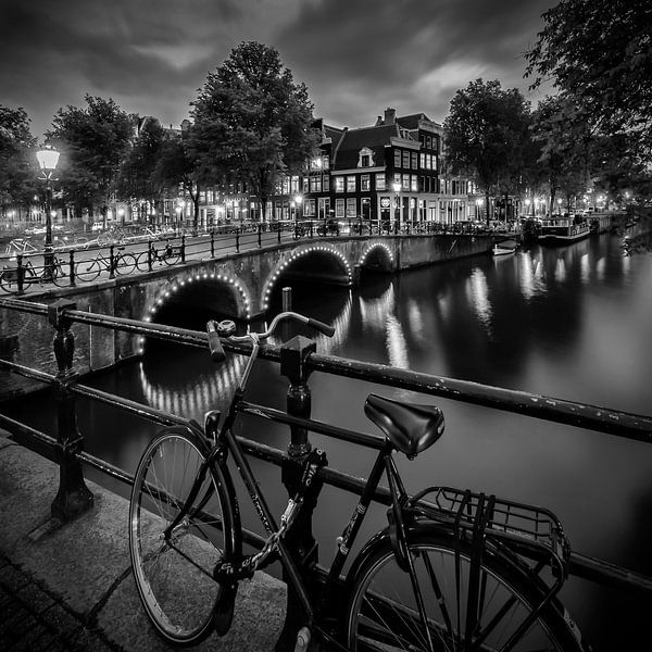 AMSTERDAM Impression du soir du Brouwersgracht | Monochrome par Melanie Viola
