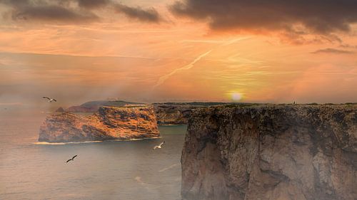 Les falaises de l'Algarve au coucher du soleil.