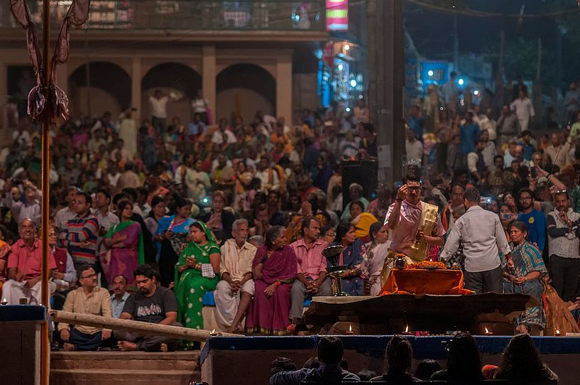 India: Aarti ceremonie (Varanasi) by Maarten Verhees