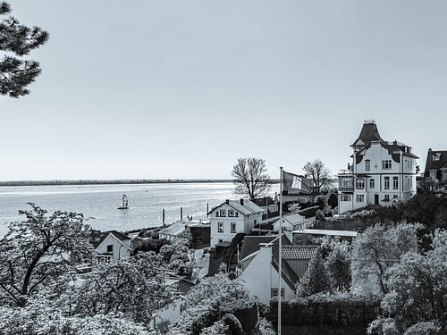 Treppenviertel in Hamburg-Blankenese - monochrom von Werner Dieterich