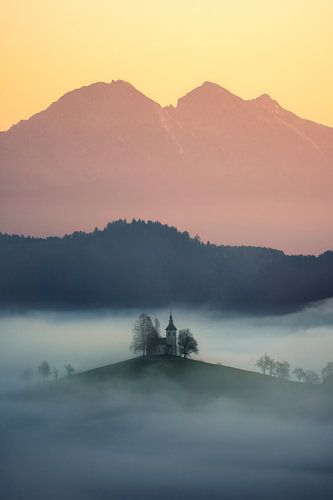 Sloveense kerk boven de mist