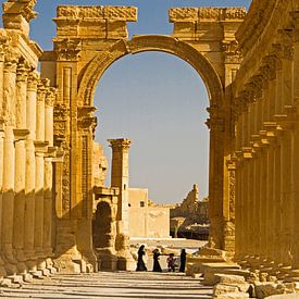 Avenue of columns in Palmyra by WeltReisender Magazin