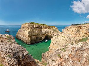 Seegrotte und -bogen nahe dem Cabo Carvoeiro, Cavoeiro, Portugal, Algarve von Rene van der Meer
