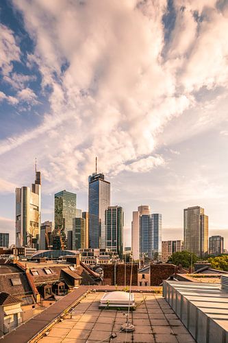 Frankfurt van boven Maintower bij zonsondergang