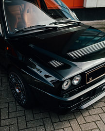 Vintage Italiaanse legende – Glanzend zwarte Lancia Delta HF Integrale van Mohit Hambiria