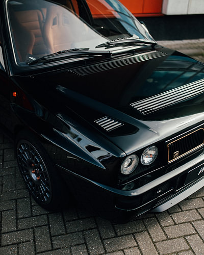 Vintage Italiaanse legende – Glanzend zwarte Lancia Delta HF Integrale van Mohit Hambiria
