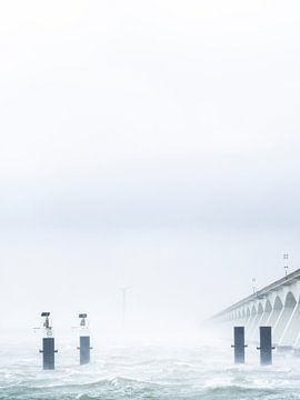 De prachtige zeeland brug op een andere manier in beeld gebracht tijdens een gure voorjaarsstorm.