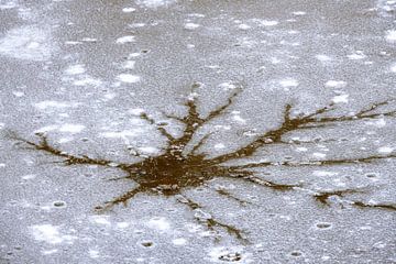 Abstract beeld van scheuren in het ijs van ManfredFotos