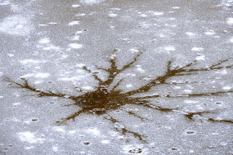 Abstract beeld van scheuren in het ijs van ManfredFotos