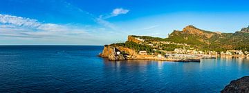 Panorama uitzicht op Port de Soller, prachtig kustlandschap op Mallorca van Alex Winter