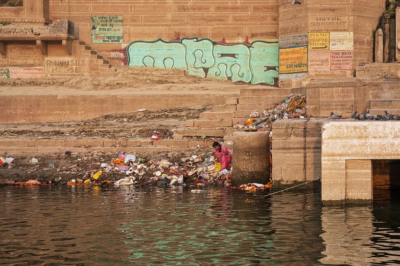 Pauvre femme assise sur les rives du Gange par Tjeerd Kruse
