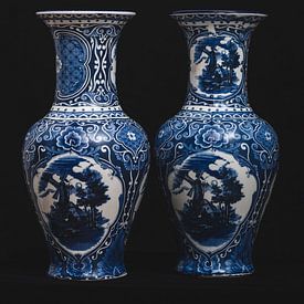 Delfter Blau Vase mit schwarzem Hintergrund von Nathan Okkerse