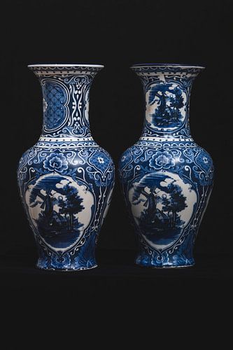 Vase bleu Delft sur fond noir