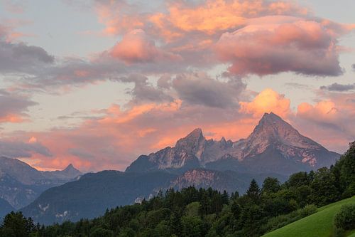 Zonsopgang met alpengloed bij Maria Gern met uitzicht op de Watzmann.
