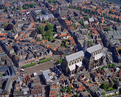 1992: Historische Luftaufnahme der Grote Kerk, Haarlem