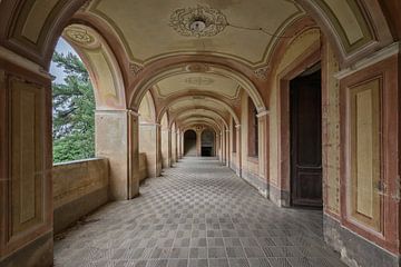 Lost Place - Oriental Hallway von Linda Lu