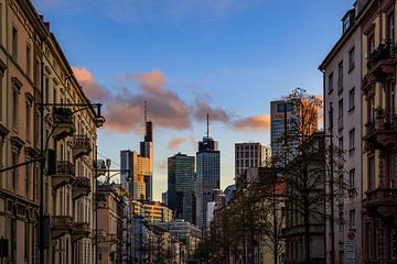 Weg naar de skyline van Frankfurt, stedelijk stadsgezicht met wolkenkrabbers in de avond bij zonsond van Fotos by Jan Wehnert