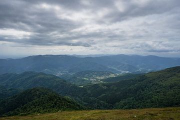 Frankrijk - Prachtig uitzicht vanaf de top van de Vogezen over vele groene bergen van adventure-photos