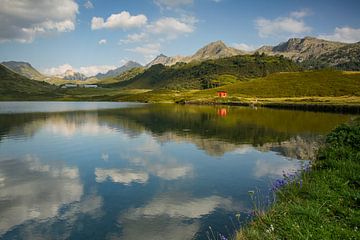 Lac de montagne alpin Lago Cadagno dans le Val Piora Tessin Suisse