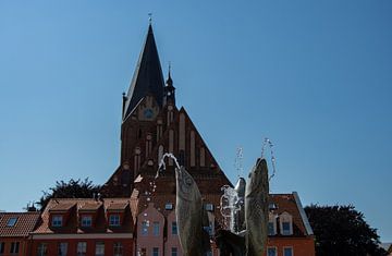 Springbrunnen mit der Kirche von Barth im Hintergrund von David Esser