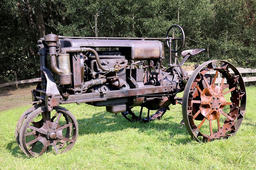 IHC McCormick-Deering Farmall Regular - Rostiger Traktor aus 1930 von Peter Kraaibeek Fine Art