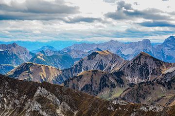 Impressionnante photo de montagne du Kotzen à Hinterriß - un paysage alpin puissant, marqué par la roche, la forêt et l'atmosphère claire du Karwendel. Parfait pour tous ceux qui aiment la nature authentique de la montagne.