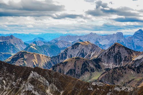 Indrukwekkende bergfoto van de Kotzen in Hinterriß - een krachtig alpenlandschap gekenmerkt door rotsen, bos en een heldere Karwendelsfeer. Perfect voor iedereen die van authentieke bergnatuur houdt.