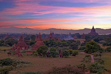 Anciens temples historiques de Bagan Myanmar avec coucher de soleil sur Eye on You