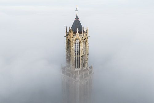 Domtoren in de ochtendmist in Utrecht