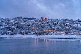 Snowy winter landscape at Sorpe lake in Langscheid at dusk, Sundern, Hochsauerland district, North R by Peter Schickert