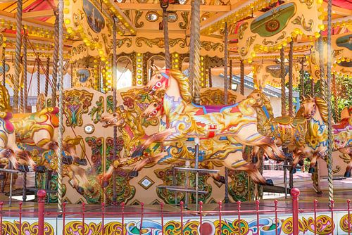 Des chevaux de carrousel colorés
