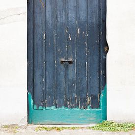 Porte bleue sur Mister Moret