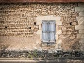 Alte Mauer mit Fensterrahmen in Frankreich von Art By Dominic Miniaturansicht