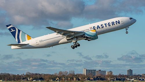 Eastern Airlines Boeing 777 vertrekt vanaf de Polderbaan.