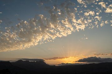 Wolken, Sonnenlicht und die Sierra de Bernia von Adriana Mueller