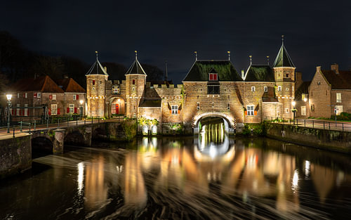 Koppelpoort Amersfoort weerspiegeld in de Eem